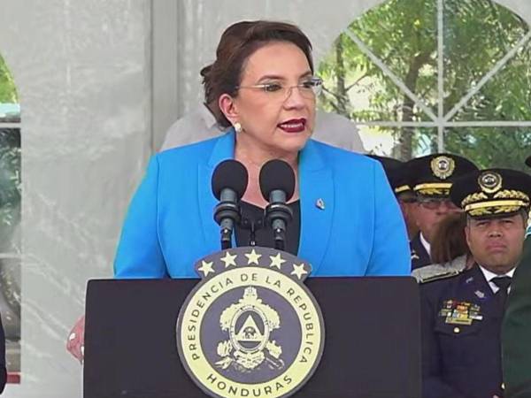 La presidenta Xiomara Castro estuvo presente en la ceremonia de ascensos de la Policía Nacional.