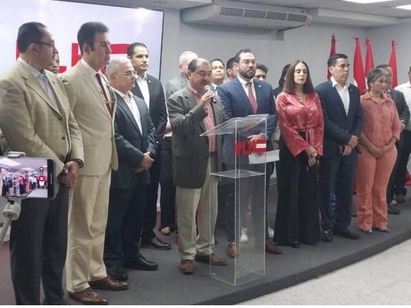 Momento en que daban lectura al pronunciamiento desde la sede del Partido Liberal.