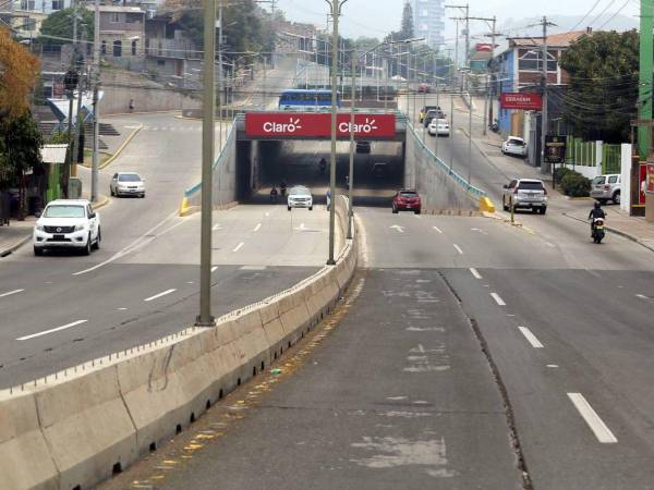 Sacar la menor cantidad de vehículos de las calles ayuda a reducir la contaminación en el ambiente, además evita que las personas salgan y se expongan al aire contaminado.