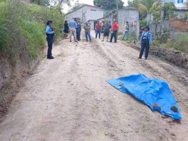 El cuerpo de la fémina quedó tendido en el suelo a la espera de la llegada de Medicina Forense.