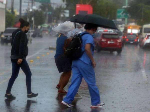 Honduras enfrentará dos días con fuertes lluvias, según Cenaos, debido al sistema de baja presión. Tres departamentos serán los más afectads.