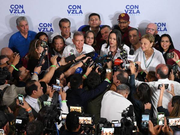 María Corina Machado en la sede de campaña opositora junto al candidato Edmundo González.