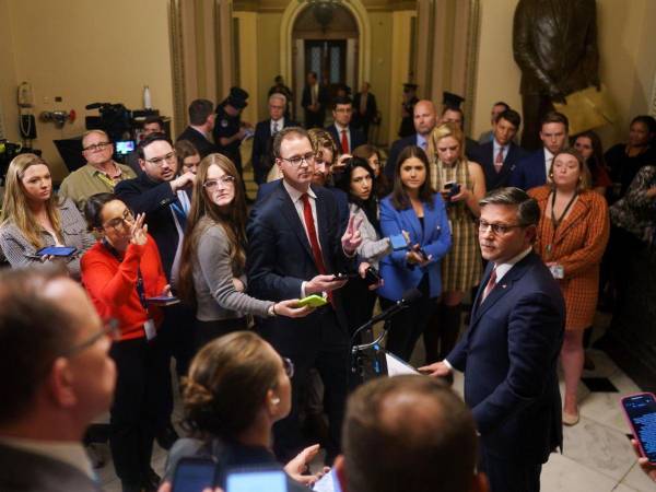 El presidente de la Cámara de Representantes de Estados Unidos, Mike Johnson, habla con los medios de comunicación en el Capitolio de Estados Unidos, tras la aprobación de prorrogar los presupuestos.