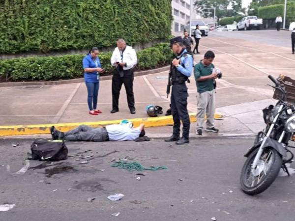 Al lugar llegaron elementos de la policía para apoyar a los lesionados en espera de una ambulancia que los trasladara para recibir atención médica.