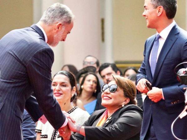 La presidenta de Honduras fue fuertemente criticada por no pararse para saludar al rey.