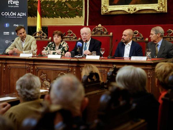 El catedrático José Antonio Lorente presenta los resultados que confirman que los restos en Sevilla pertenecen a Cristóbal Colón.