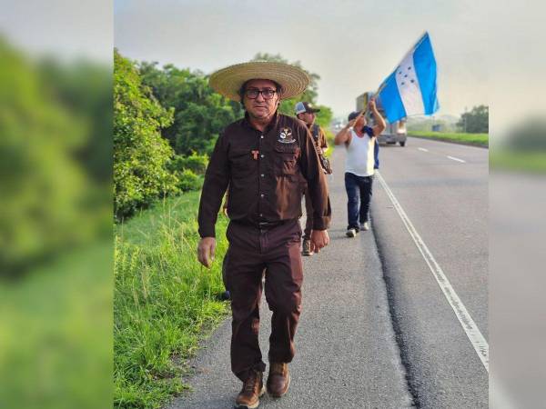 El padre Leopoldo Serrano comenzó la caminata el jueves desde San Pedro Sula y espera llegar a Tegucigalpa el próximo martes o miércoles.