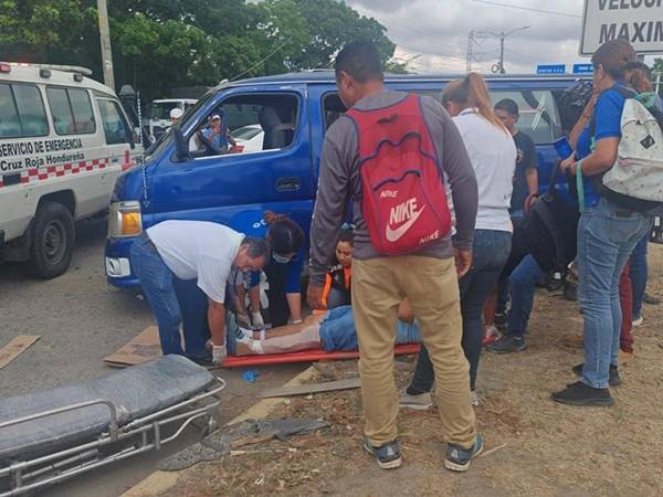 Los heridos fueron atendidos por elementos de los cuerpos de socorro que llegaron al lugar para trasladarlos l hospital.