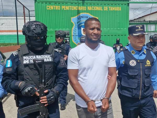 El extranjero fue trasladado al aeropuerto de Palmerola en Comayagua bajo estrictas medidas de seguridad para su extradición.