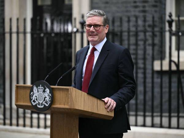 El primer ministro entrante de Gran Bretaña, Keir Starmer, y líder del Partido Laborista, se encuentra en el podio mientras se dirige a la nación tras su victoria en las elecciones generales, en las afueras del número 10 de Downing Street en Londres el 5 de julio de 2024, un día después de que Gran Bretaña celebrara elecciones generales