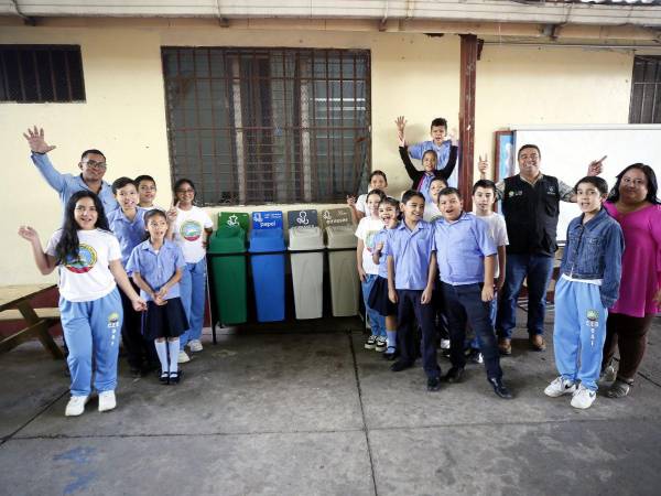 Los estudiantes aprendieron a clasificar los tipos de desechos.