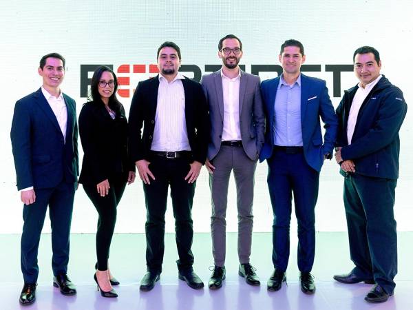 <i>Ejecutivos de Tigo Business y Fortinet en el lanzamiento de este innovador producto que llega a Honduras para brindar soluciones de conectividad.</i>