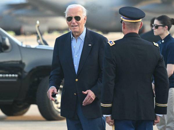 Joe Biden, desembarca del Air Force One al llegar a la Base de la Guardia Nacional Aérea de Delaware en New Castle, Delaware, el 5 de julio de 2024.