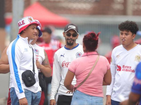 A pocos minutos de que inicie el duelo entre merengues y aurinegros, el ambiente en el Estadio ‘Chelato Úcles’ comienza a llenarse de los aficionados de ambos clubes. Conoce más.