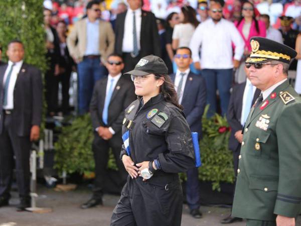 Un espectacular salto y caída protagonizó la teniente Nicole Salgado, quien participó en el show de paracaidistas para rendirle homenaje a la patria este domingo 15 de septiembre. A continuación las imágenes.