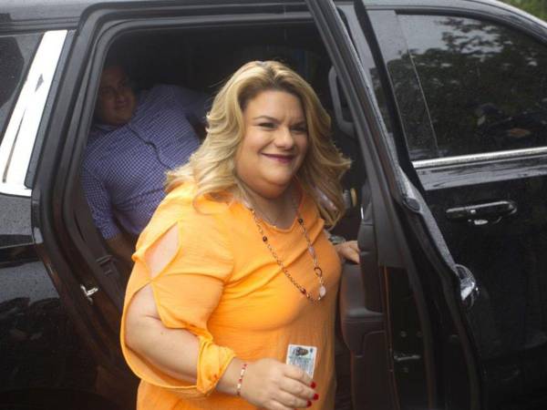 La candidata a la Gobernación de Puerto Rico por el Partido Nuevo Progresista (PNP), Jenniffer González, llega para depositar su voto al centro de votación instalado en la escuela Salvador Brau, este martes.