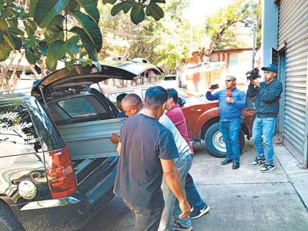 Momentos en que los familiares retiran el cuerpo del menor Yostin Jeancarlos Martínez Rodríguez, quien fue atacado a balazos junto a su tío Jorge Homer Martínez Rodríguez en la Villa de San Antonio.