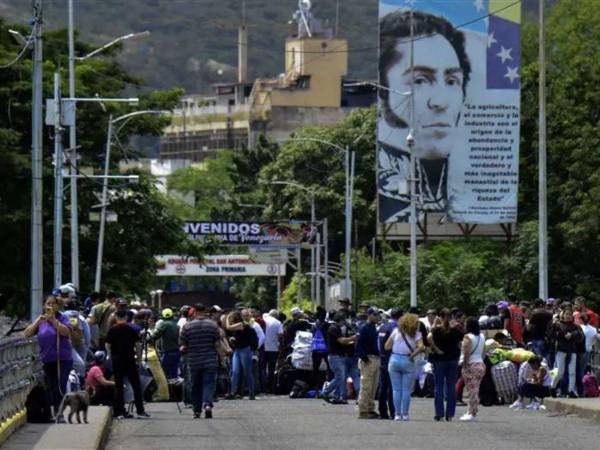 Las autoridades han clausurado locales que han prestado servicio a los opositores.