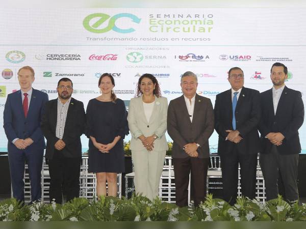 <i>Representantes de Cervecería Hondureña, gobierno y USAID durante el seminario sobre economía circular, promoviendo iniciativas sostenibles y colaborando con expertos y organizaciones para un futuro más verde en Honduras.</i>