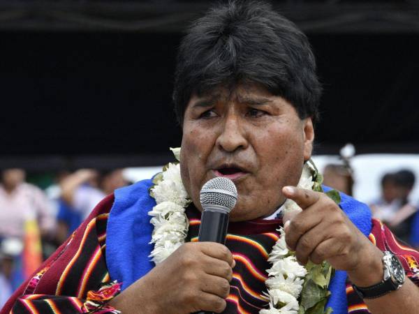 El expresidente de Bolivia (2006-2019), Evo Morales, con guirnaldas de flores y hojas de coca, pronuncia un discurso durante una reunión política para conmemorar el 28º aniversario del partido gobernante Movimiento Al Socialismo (MAS), en Ivirgarzama, en la coca- creciente provincia rural de Chapare, Departamento de Cochabamba, en el centro de Bolivia, el 26 de marzo de 2023.