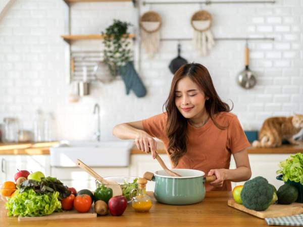 Al respecto de estos dolores, la alimentación juega un rol crucial. Lo ideal es optar por una dieta equilibrada, baja en azúcares, quesos curados y comidas