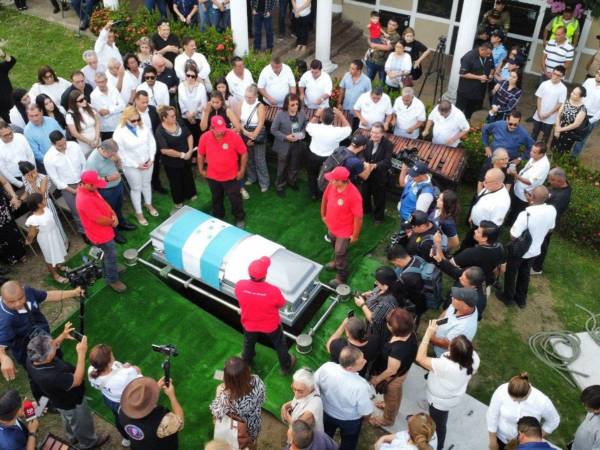 Con música de fondo, entre llanto y dolor, los restos mortales del cantautor hondureño, Moisés Canelo, fueron enterrados este domingo en el cementerio Jardines del Recuerdo de San Pedro Sula.