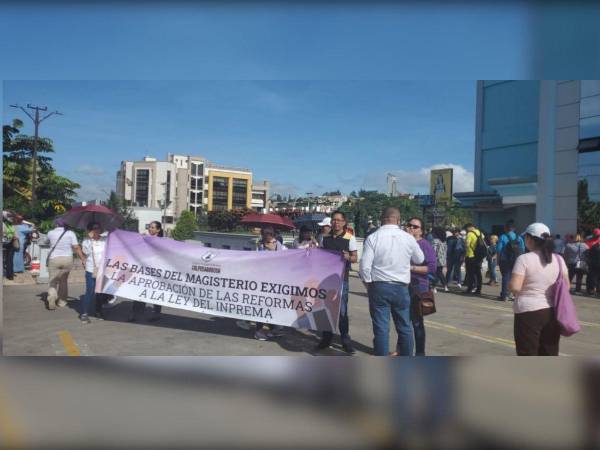 Hoy, un nuevo capítulo de estas manifestaciones se desarrolló frente a las instalaciones del Inprema, donde un grupo de docentes exigió la aprobación de las reformas propuestas.