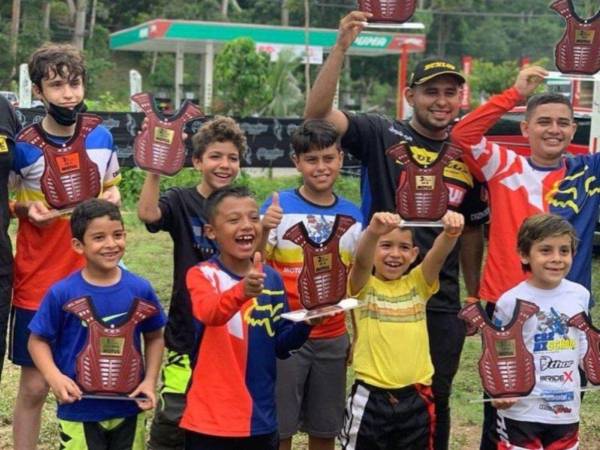 Foto de 2021 de José María “Chema” con sus alumnos de motocross en La Ceiba.