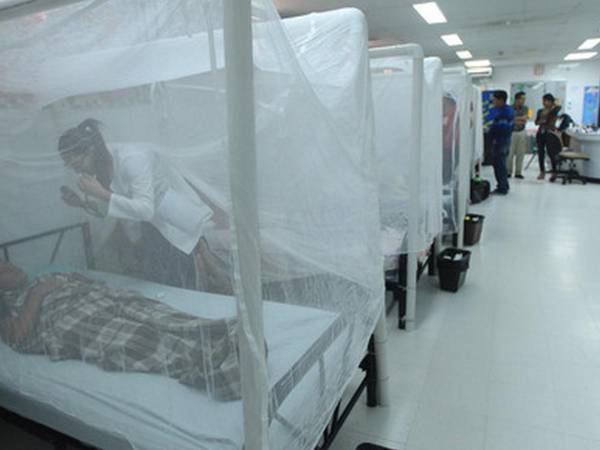 Los principales centros asistenciales del país se encuentran abarrotados de pacientes con dengue.