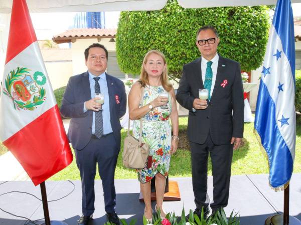 En ocasión de conmemorar el 203 aniversario de la proclamación de la Independencia de la República del Perú, la embajada de esta nación sudamericana acreditada en Honduras ofreció un distinguido coctel de celebración. La encargada de Negocios y ministra consejera Yvette Noemi Beoutis fungió como anfitriona del representativo evento que reunió al cuerpo diplomático, funcionarios gubernamentales, académicos universitarios y demás invitados especiales para compartir vivencias. En la imagen, Juan Carlos Arosemena, Yvette Noemi Beoutis y Antonio García.