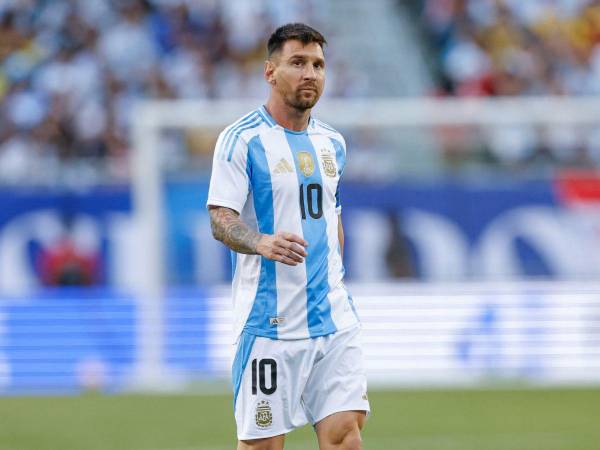 Lionel Messi partió desde el banco de suplentes en el partido en que Argentina se impuso por la mínima ante Ecuador.