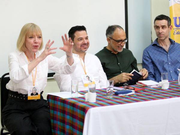 Zoë Skoulding leyó tres poemas de su autoría en el Festival de Los Confines, y compartió el proceso o las circunstancias de algunos de ellos.