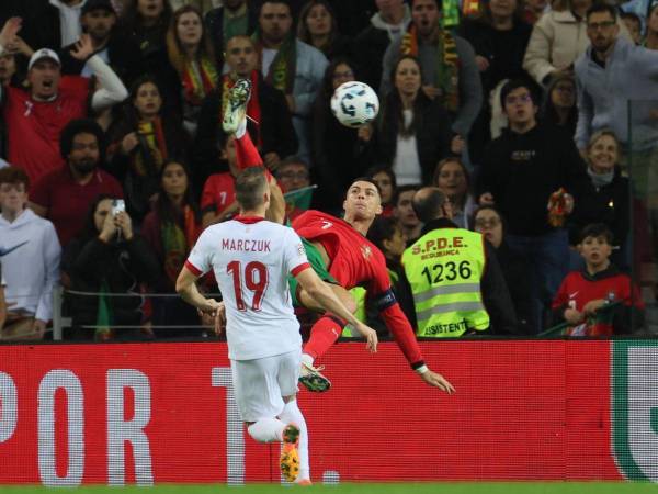 Cristiano Ronaldo anota el gol de chilena durante el partido de fútbol de la Nations League de la UEFA entre Portugal y Polonia.