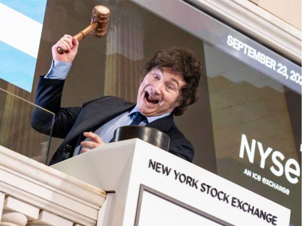 Javier Milei toca la campana en Wall Street, celebrando su llegada a Nueva York.