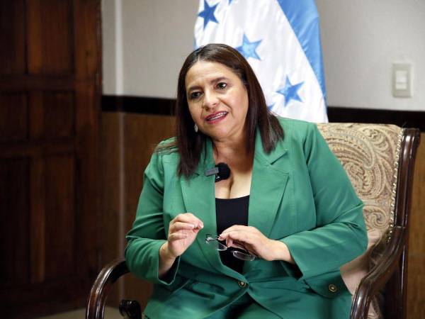 La ministra de la Secretaría de Agricultura y Ganadería (SAG), Laura Suazo, afirmó que están trabajando para atender los problemas que enfrenta la industria del camarón.