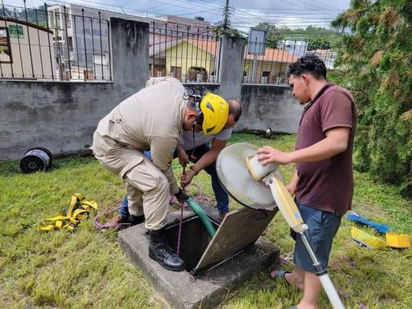 Vecinos y el Cuerpo de Bomberos lograron sacar con cuerdas a los hondureños atrapados.