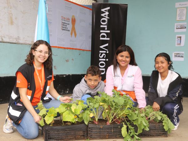 a misión de World Vision es que los niños puedan materializar, en la tierra u obras reciclables, las enseñanzas impartidas en las escuelas.