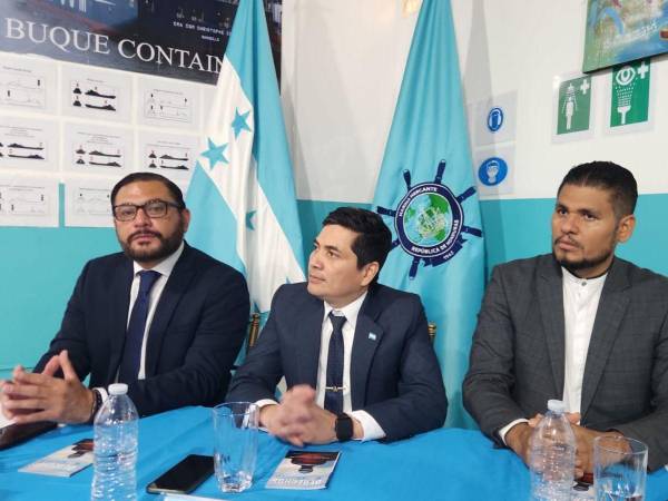 El Procurador General de la República, Manuel Antonio Díaz Galeas (derecha) dio a conocer que el Estado de Honduras ha dejado de erogar millonarias cantidades al ganar demandas en los tribunales.