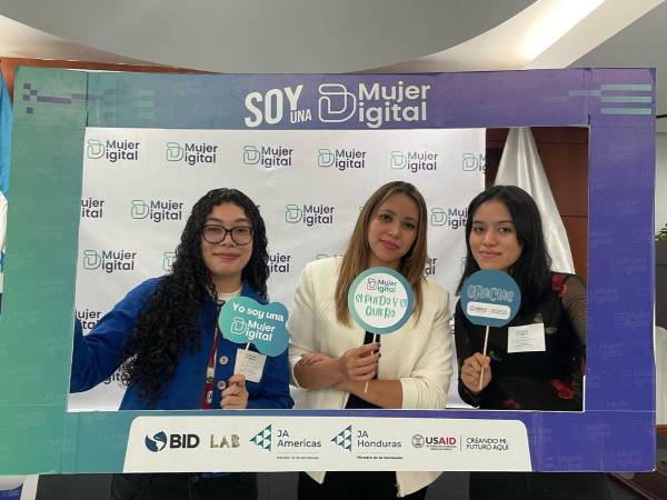 Mujer Digital es una de las diversas propuestas de JA Honduras, su objetivo es empoderar a las beneficiadas para que puedan transformar sus comunidades.