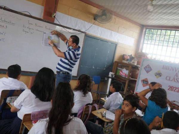 Unos 60,000 maestros trabajan en el sistema público de Honduras.