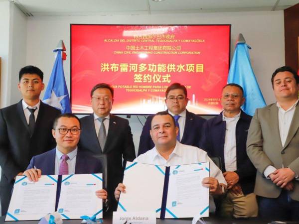 Las autoridades de la AMDC y ejecutivos de la empresa China Civil Engineering Construction luego de la firma de la carta de entendimiento.