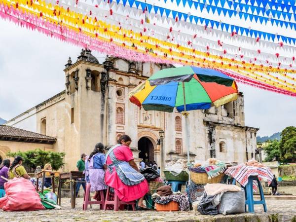 San Juan del Obispo, es conocido por albergar antiguas iglesias católicas y sus calles empedradas y ubicación en las faldas del volcán de Agua.