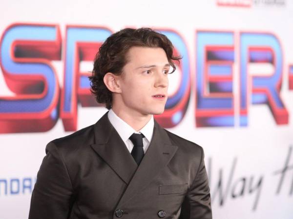 El ascenso de Tom Holland en Hollywood ha sido meteórico. Desde sus primeros pasos en el teatro con Billy Elliot: The Musical hasta convertirse en el aclamado Spider-Man del Universo Cinematográfico de Marvel, el actor británico de 28 años ha cautivado al público con su talento y carisma.