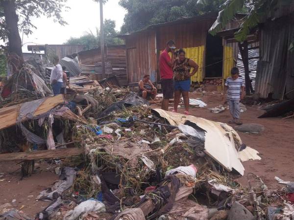 Uno de los puntos más afectados y que causó que varias familias fueran evacuadas es en la colonia Las Brisas, a la orilla del río Choluteca.