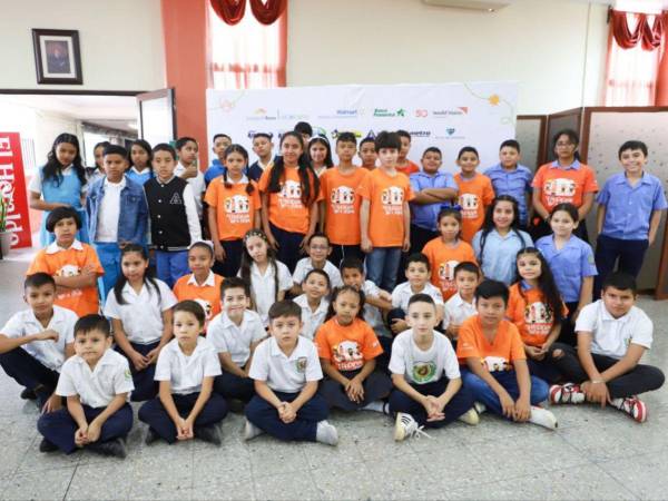 Con la visión verde de cuidar el planeta sembrada en tierra fértil, los niños participantes de la campaña Escuelas Amigables con el Ambiente (EAA) de EL HERALDO, se unieron para recibir sus premios como nuevos héroes del ecosistema.