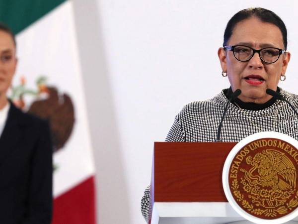 La secretaria de Gobernación, Rosa Icela Rodríguez, y al fondo la presidenta de México, Claudia Sheinbaum.