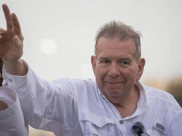 Fotografía de archivo del 24 de julio de 2024 del excandidato opositor de Venezuela, Edmundo González, saludando en un acto de campaña, en Puerto La Cruz, Venezuela.