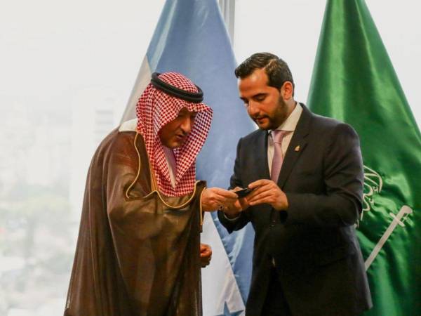 El viceministro de Asuntos Exteriores de Arabia Saudita, Waleed bin Abdulkarim Al Khuraiji junto al ministro promotor de inversiones del Consejo Nacional de Inversion (CNI), Miguel Medina.