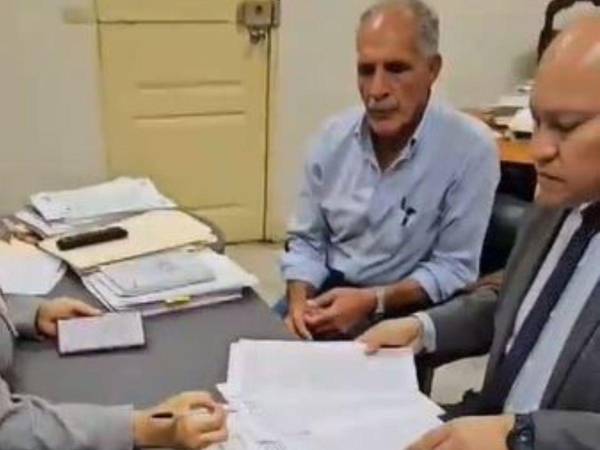 Junto a su apoderado legal, el abogado César Cáceres, el exalcalde se presentó ante Thelma Martínez, secretaria del CNE, para realizar el proceso de inscripción.