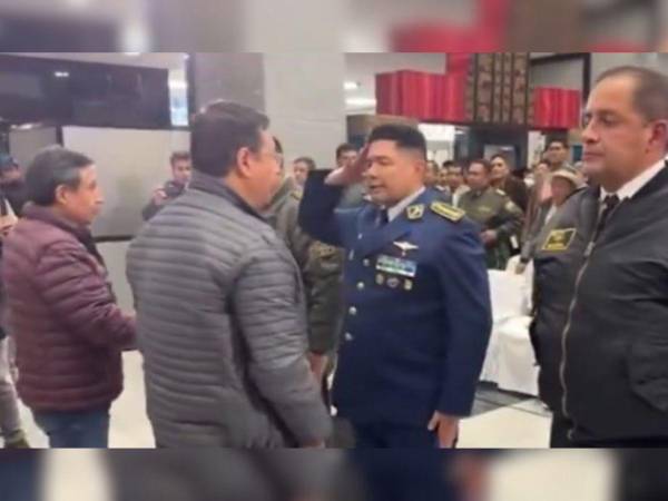 Momento en que el presidente de Bolivia juramenta a una nueva cúpula militar.